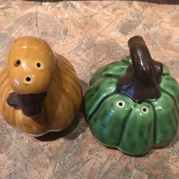 Linens and Things vintage gourd salt and pepper shaker set - Picture 6 of 7